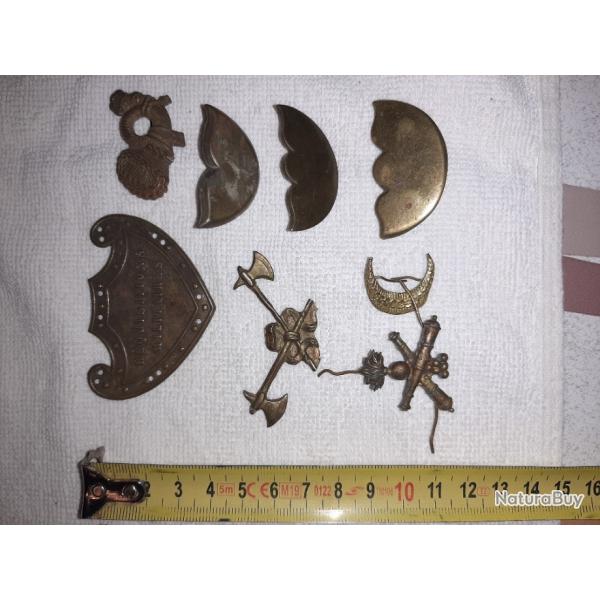 Lot d'objets en laiton, attaches, insignes casques, broches militaires