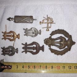 Lot insgnes lyre, broche instruments de musique, et autre militaire. En laiton