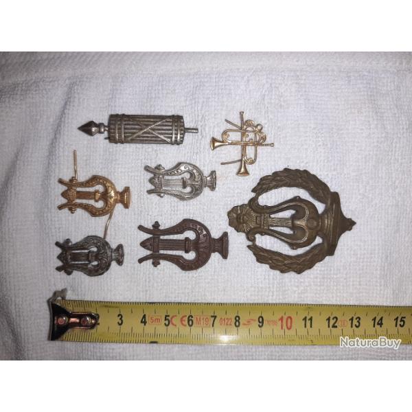 Lot insgnes lyre, broche instruments de musique, et autre militaire. En laiton