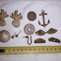 Lot de broches, insignes, objets en laiton ancre de marine militaires