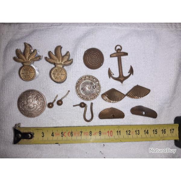 Lot de broches, insignes, objets en laiton ancre de marine militaires