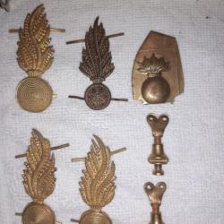 Lot de broches, insignes et attaches en laiton