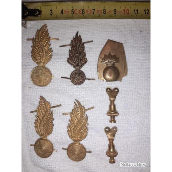 Lot de broches, insignes et attaches en laiton