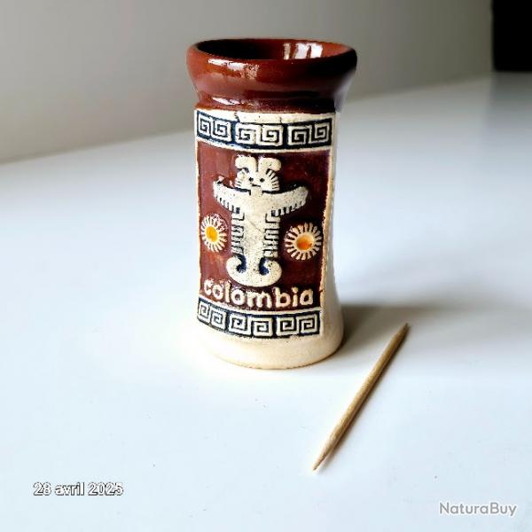 Petit pot  cure dents en cramique de Colombie, avec des Incas