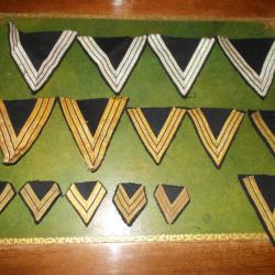 lot d'anciens insignes tissu galons chevrons uniformes gendarmerie militaria argent et doré grands