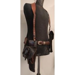 Holster harnais et poches tactiques en cuir couleur fauve.