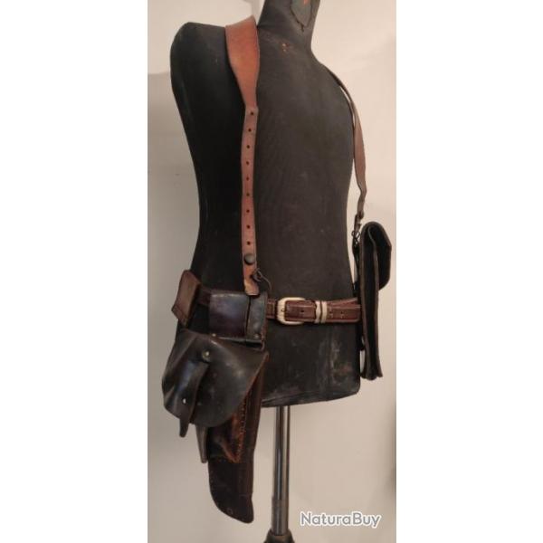 Holster harnais et poches tactiques en cuir couleur fauve.