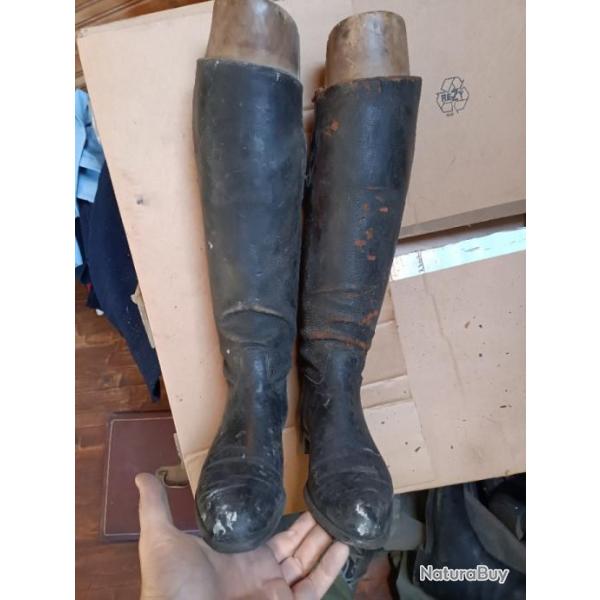 Bottes militaires avec forme en bois