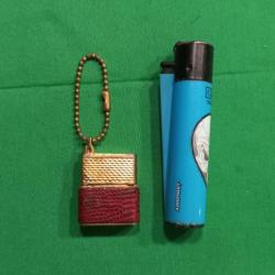 RARE  ancien briquet pendentif miniature en cuir