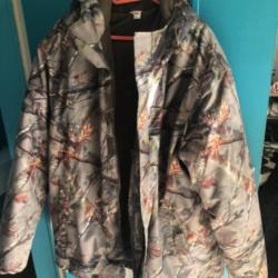 Vend veste de chasse avec capuche  chaude d'occasion jamais porter taille 3xl