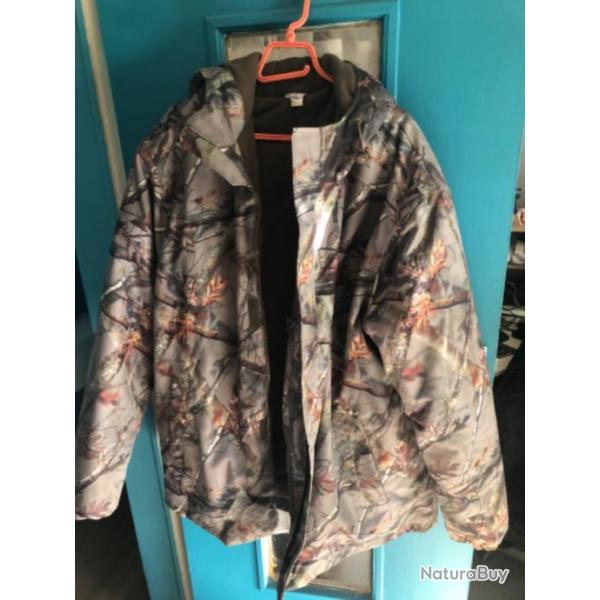 Vend veste de chasse avec capuche  chaude d'occasion jamais porter taille 3xl