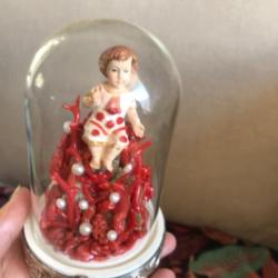 Enfant Jesus en corail et perles d'eau sous globe verre