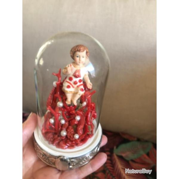 Enfant Jesus en corail et perles d'eau sous globe verre