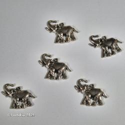 Lot de 5 breloques, médailles, en métal en forme d'éléphant