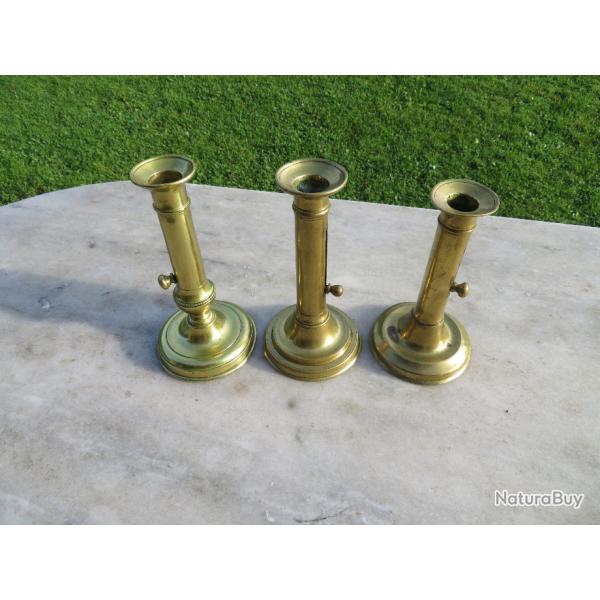 Lot de 3 anciens bougeoirs a systme de poussoir dit  binet en laiton dor patin - FRANCE (XIX)
