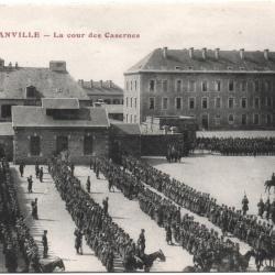 CPA MILITARIA  -  GRANVILLE  -  LA COUR DES CASERNES