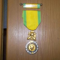 belle medaille militaire 5e republique avec barrette de rappel a boule