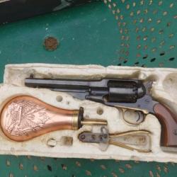 Revolver remington avec poire a poudre vide et moule à balles