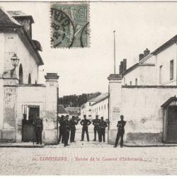 CPA MILITARIA  -  COMPIÈGNE  -  ENTRÉE DE LA CASERNE D'INFANTERIE