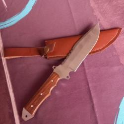 Couteau de chasse Bowie avec étui.