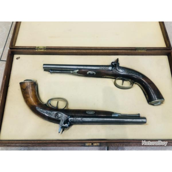 Paire de pistolets de duel juxtaposs