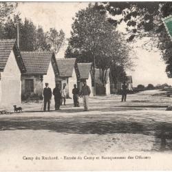 CPA MILITARIA  -  CAMP DU RUCHARD  -  ENTRÉE DU CAMP ET BARAQUEMENTS DES OFFICIERS