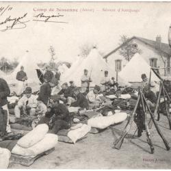 CPA MILITARIA  -  CAMP DE SISSONNE  -  SÉANCE D'ASTIQUAGE