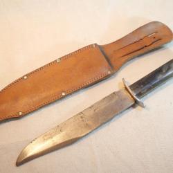 Grand couteau BOWIE manche corne avec un éclat - fourreau à empreinte tête cerf SDC24ARB012