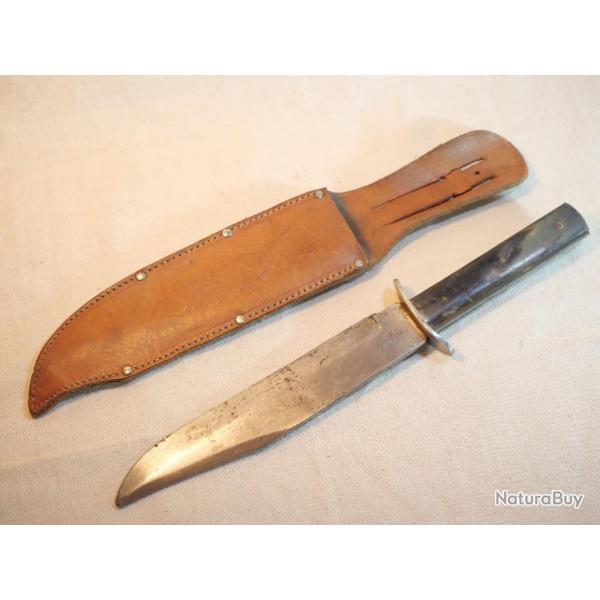 Grand couteau BOWIE manche corne avec un clat - fourreau  empreinte tte cerf SDC24ARB012