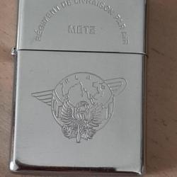 Très beau et rare zippo parachutiste, insigne de chaque côté. Fonctionne parfaitement.