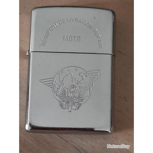 Trs beau et rare zippo parachutiste, insigne de chaque ct. Fonctionne parfaitement.