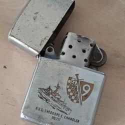 Zippo marine US bâtiment de guerre. Insigne de régiment. Période Guerre du Vietnam. Rare.