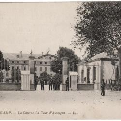 CPA MILITARIA  -  GUINGAMP  -  LA CASERNE LA TOUR D'AUVERGNE