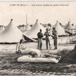 CPA MILITARIA  -  CAMP DE MAILLY  -  UNE BONNE BOUFFARDE APRÈS L'EXERCICE