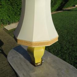 Ancienne grande Lampe vintage en céramique émaillé de couleur jaune (Vers 1960)