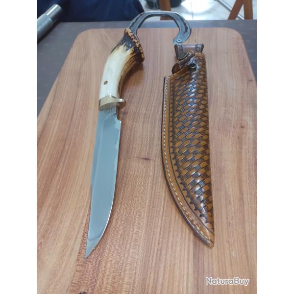 Couteau forg par Daniel vally manche en bois de cerf amricain etui en cuir sur coque en bois