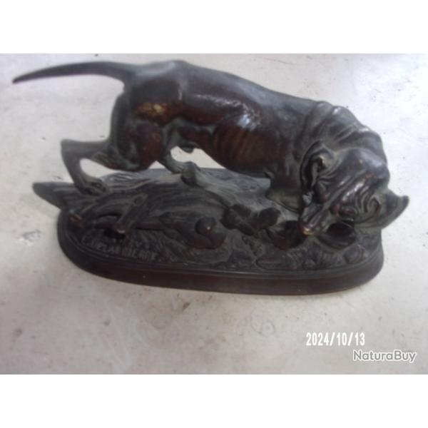 bronze sign Delabriere representan un chien de chasse