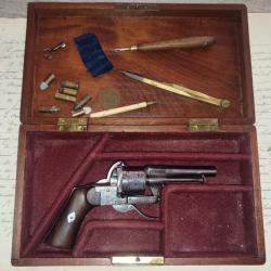 Magnifique révolver 7mm à broche type Lefaucheux M1862 FM breveté dans son coffret avec accessoires