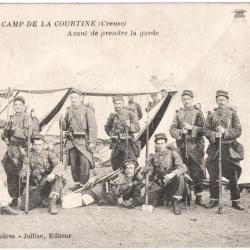 CPA MILITARIA  -  CAMP DE LA COURTINE  -  AVANT DE PRENDRE LA GARDE