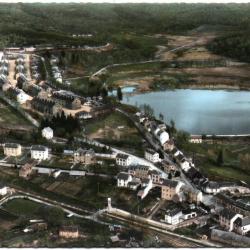 CPSM MILITARIA  -  LA COURTINE  -  VUE SUR LE LAC  -  LE CAMP QUARTIER LAVAL