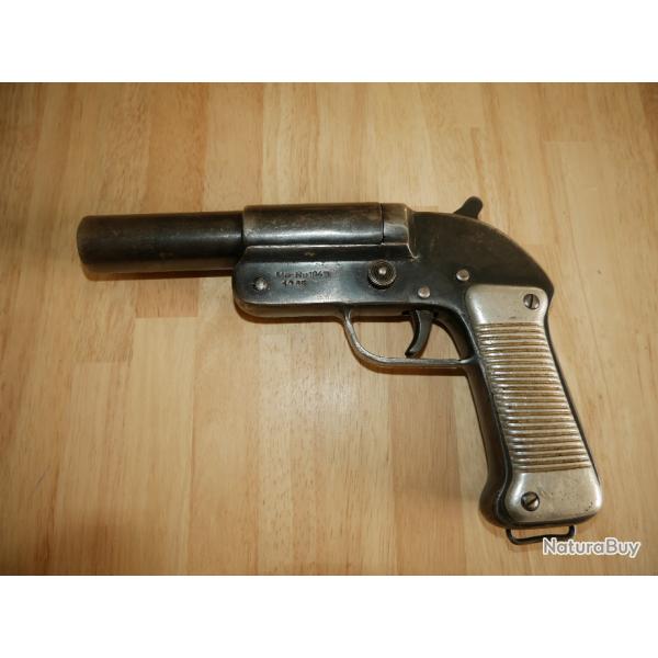 Pistolet Lance Fus Roumain WW2 dat 1945 plaquettes Alu cal 4