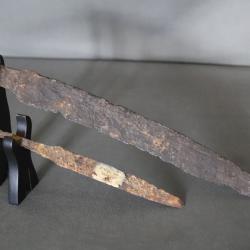 Une lame de sabre court dit scramasaxe et une lame de couteau - France, époque Mérovingienne