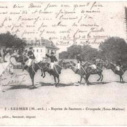 CPA MILITARIA  -  SAUMUR  -  REPRISE DE SAUTEURS  -  CROUPADE (SOUS-MAÎTRES)