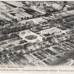 CPA MILITARIA  -  CAMP DE CHÂLONS  -  UNE PARTIE DES BARAQUEMENTS MILITAIRES  -  VUE PRISE EN AVION