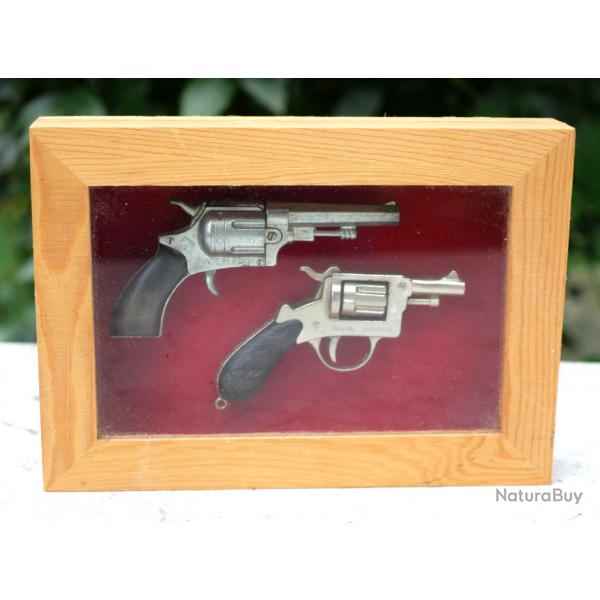 Petite boite cadre avec deux revolvers  amorce poque XIX -  EBR24TIR003