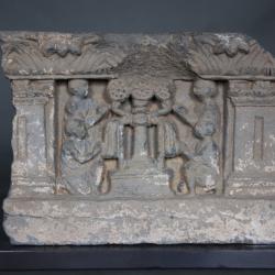 Sculpture du Gandhara représentant le culte des trois joyaux - 1er-3ème siècle ap JC