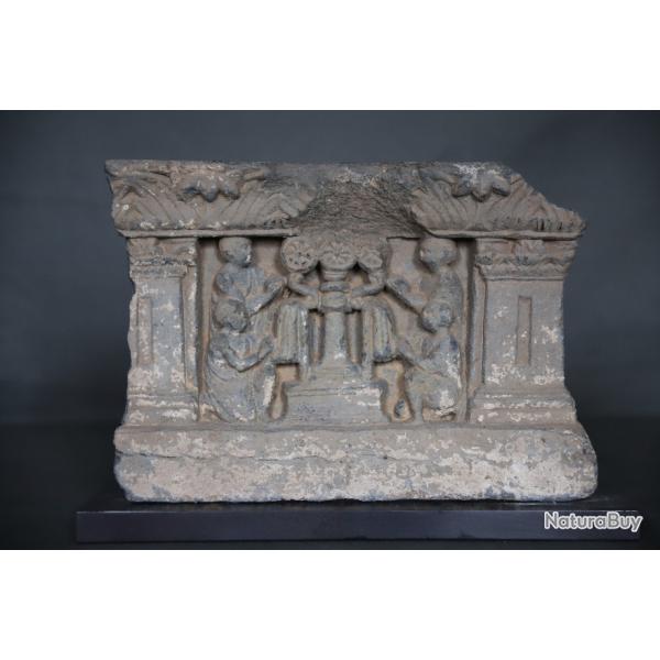 Sculpture du Gandhara reprsentant le culte des trois joyaux - 1er-3me sicle ap JC