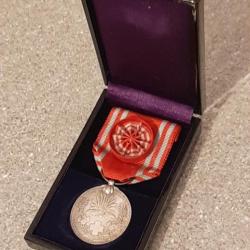 Médaille japonaise croix rouge en boîte laquée