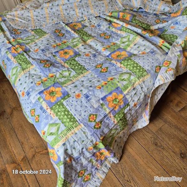 Couvre lit ou dessous de lit double face lgrement matelass
