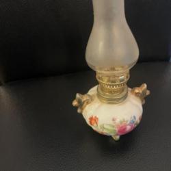 Petite lampe à pétrole en porcelaineHauteur : 14 cm